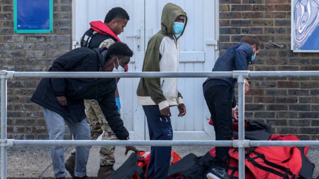 Reino Unido busca incentivar salida de inmigrantes