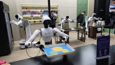 Conoce el increíble restaurante operado por robots en el MWC 2026: todo el personal es autómata