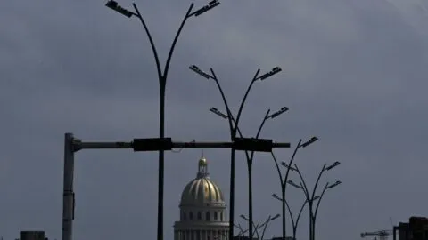 Apagón masivo deja a dos tercios de Cuba sin electricidad, incluida La Habana