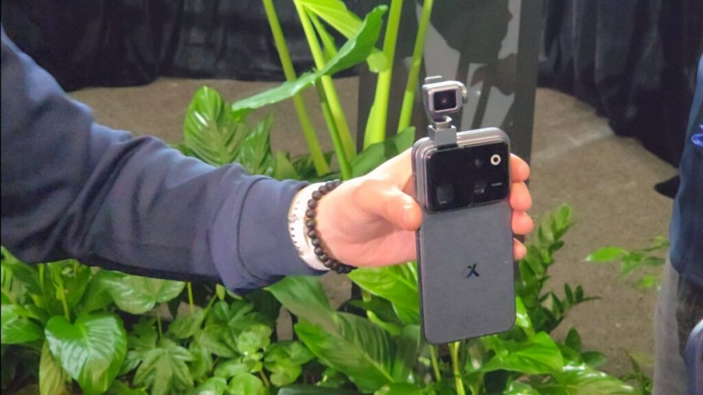 Así es el "Robot Phone" que HONOR presentó en el MWC 2026