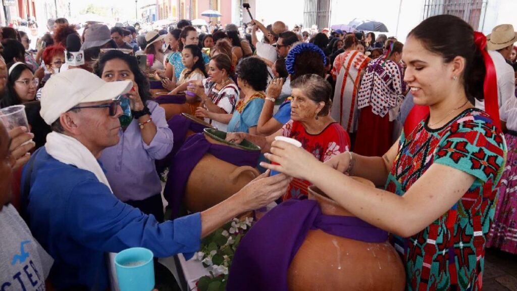 la samaritana, tradicion de regalar agua en Oaxaca