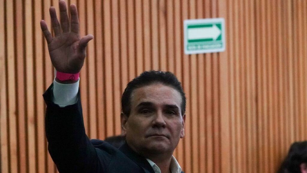 FGE de Michoacán desmiente detención de Silvano Aureoles; exgobernador sigue prófugo y con ficha de Interpol.