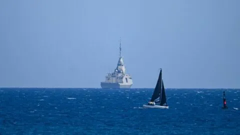 Video: Submarino de EE.UU. hunde buque de guerra iraní; reportan 148 desaparecidos