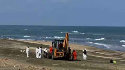 Tabasco anuncia que interpondrá denuncia ante la ASEA por presencia de crudo en playas de Paraíso