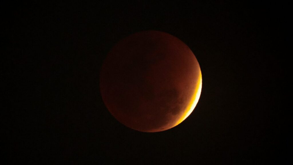 La "Luna de Sangre" se eleva sobre el horizonte de Bangkok.