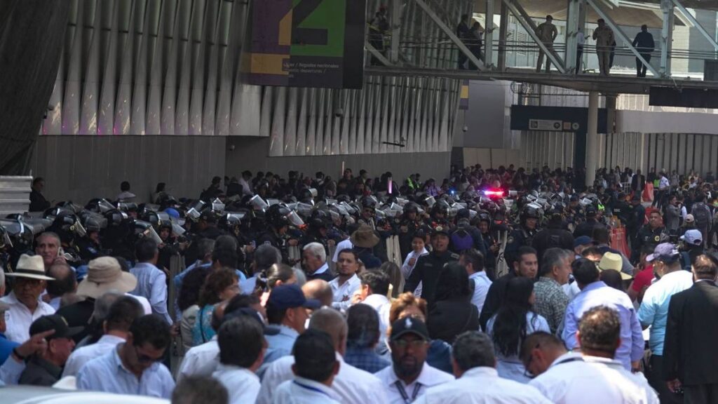 Bloqueo de taxis en el AICM desata caos a meses del Mundial