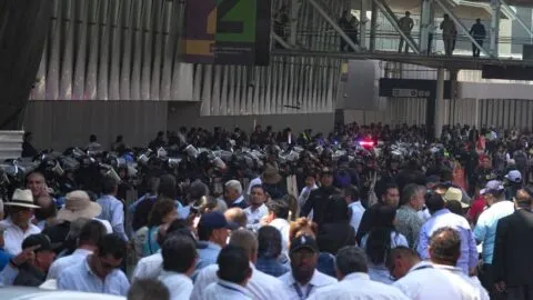 Bloqueo de taxis en el AICM desata caos a meses del Mundial