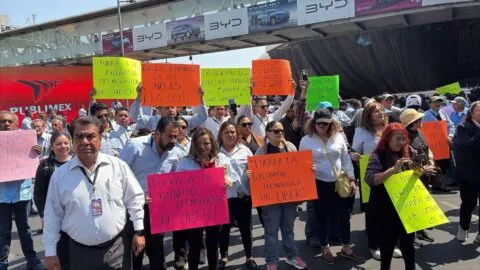 Taxistas bloquean Terminales 1 y 2 del AICM y exigen: “¡fuera aplicaciones!”