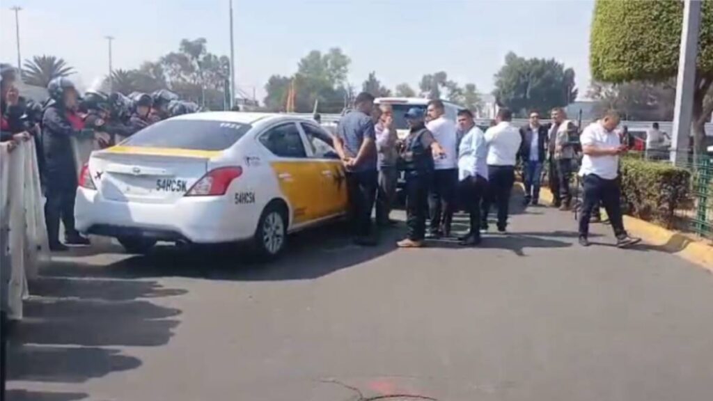 Taxistas bloquean terminales del AICM.