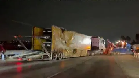 Tráiler nodriza vuelca y desata caos en la autopista México-Querétaro