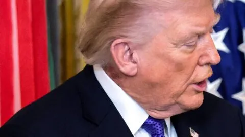 De las manchas al sarpullido en el cuello; los reportes que avivan dudas sobre la salud de Donald Trump