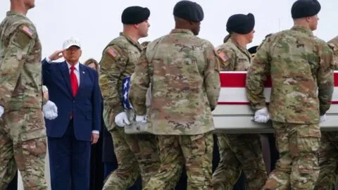Trump recibe los restos de seis soldados muertos en la guerra contra Irán