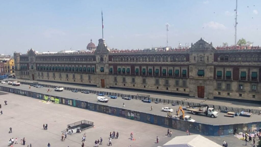 Instalan vallas a 30 metros de Palacio Nacional previo al 8M en CDMX; comercios del Centro Histórico prevén cierres temporales.