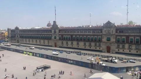 Instalan vallas a 30 metros de Palacio Nacional previo a marcha del 8M en CDMX