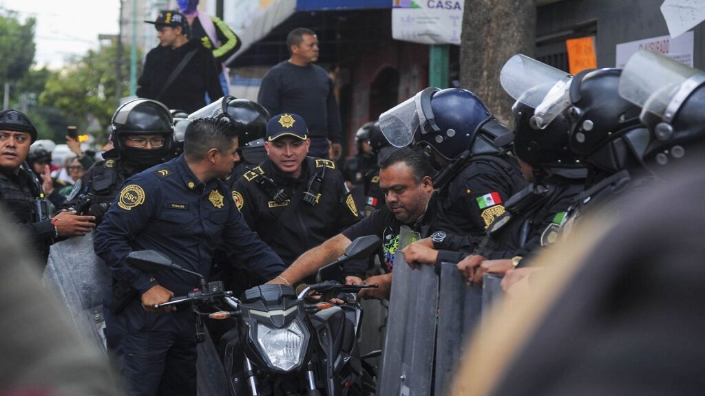 video-policia-de-cdmx-avienta-a-motociclista-cae-al-asfalto-y-lo-someten