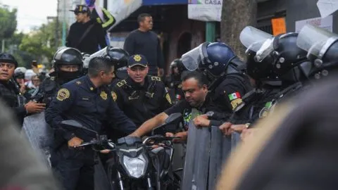 Video: policía de CDMX avienta a motociclista, cae al asfalto y lo someten