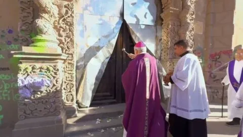 Realizan ritual de exorcismo en templo, tras daños durante marcha del 8M en San Luis Potosí
