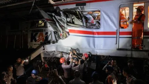 Tragedia en Indonesia: trenes chocan cerca de Yakarta y dejan al menos 2 muertos