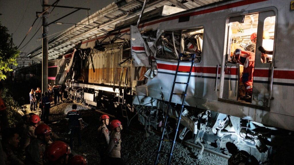 Actualizan en 14 el saldo de muertos tras choque de trenes en Indonesia