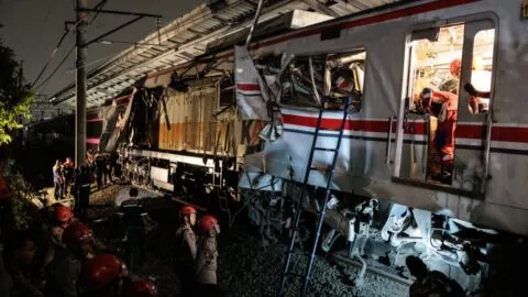 Actualizan en 14 el saldo de muertos tras choque de trenes en Indonesia