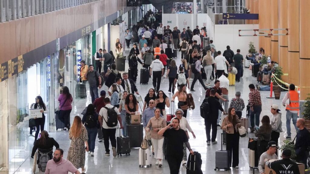 Fuga de aguas negras en el AICM afectó pasillo de Terminal 1.