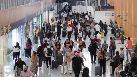 Fuga de aguas negras inunda pasillos del AICM