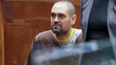 Aplazan caso en contra de Nick Reiner, hijo del cineasta Rob Reiner, acusado de matar a sus padres