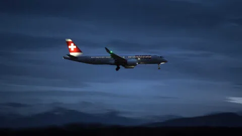 Más de 200 pasajeros de avión son desalojados de emergencia por accidente en el aeropuerto de Nueva Delhi