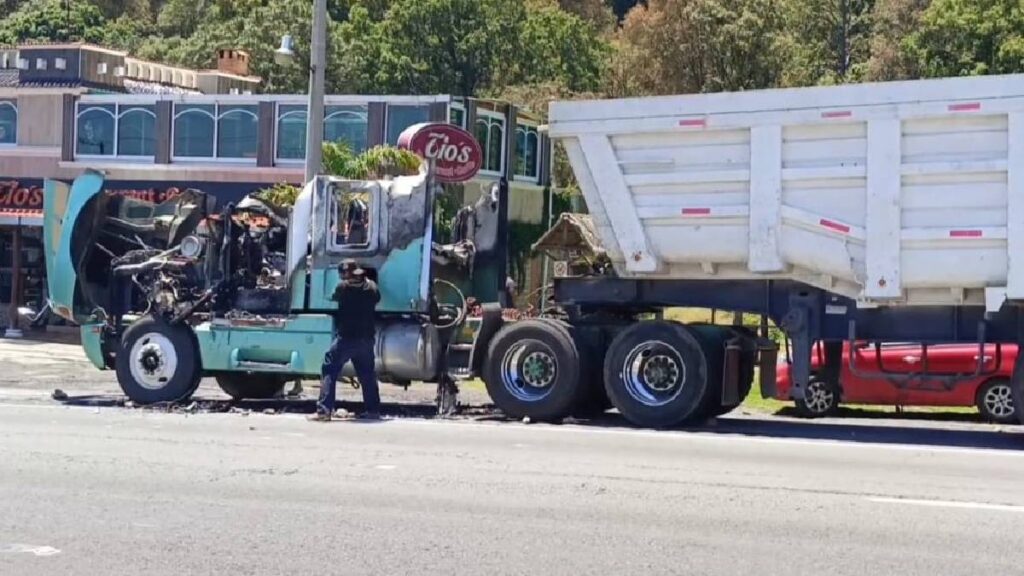 balacera-e-incendio-de-trailer-desatan-caos-en-la-mexico-puebla