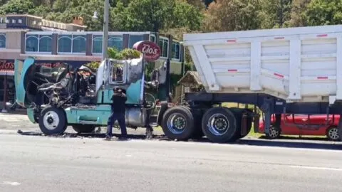 Balacera e incendio de tráiler desatan caos en la México-Puebla