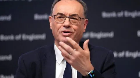 Banco de Inglaterra baja previsión de crecimiento económico por la guerra en Medio Oriente