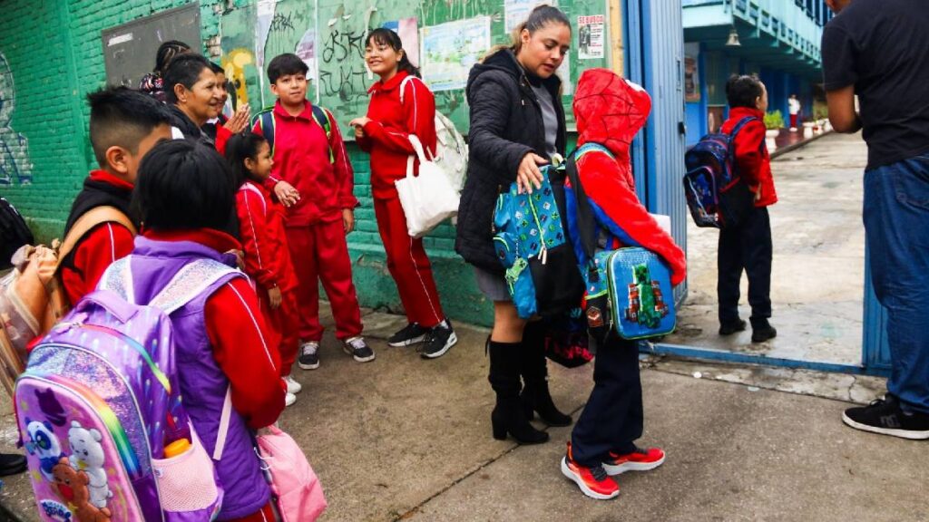 Beca León 450 ofrece 4 mil pesos a estudiantes; registro es en abril 2026 y selección depende de situación económica.