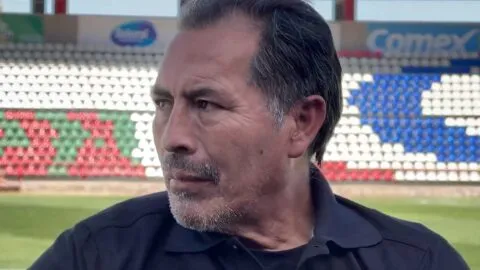 Exfutbolista, Benjamín Galindo, llama a niños a seguir sus sueños