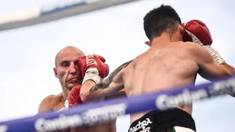 Caos en función de boxeo; aficionados invaden el ring y desatan batalla campal: video