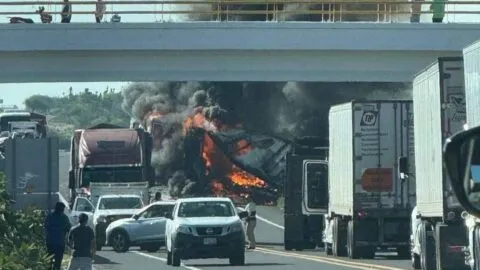 Chocan tráileres en la autopista Cuacnopalan-Oaxaca; un muerto y 2 lesionados