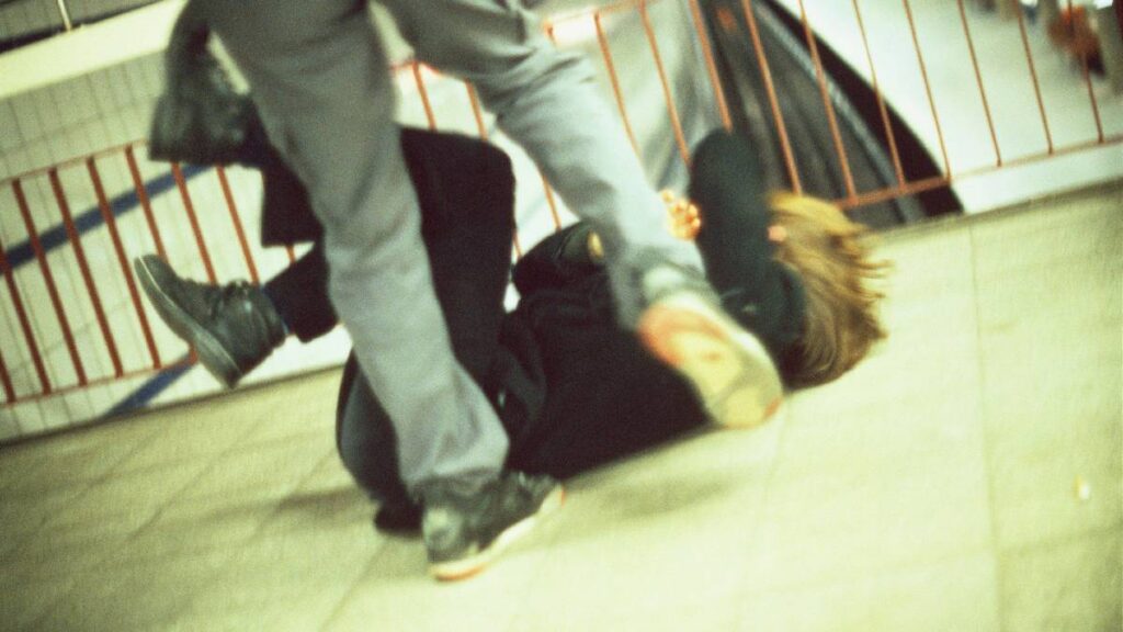 comerciantes-y-joven-protagonizan-trifulca-afuera-de-la-arena-puebla