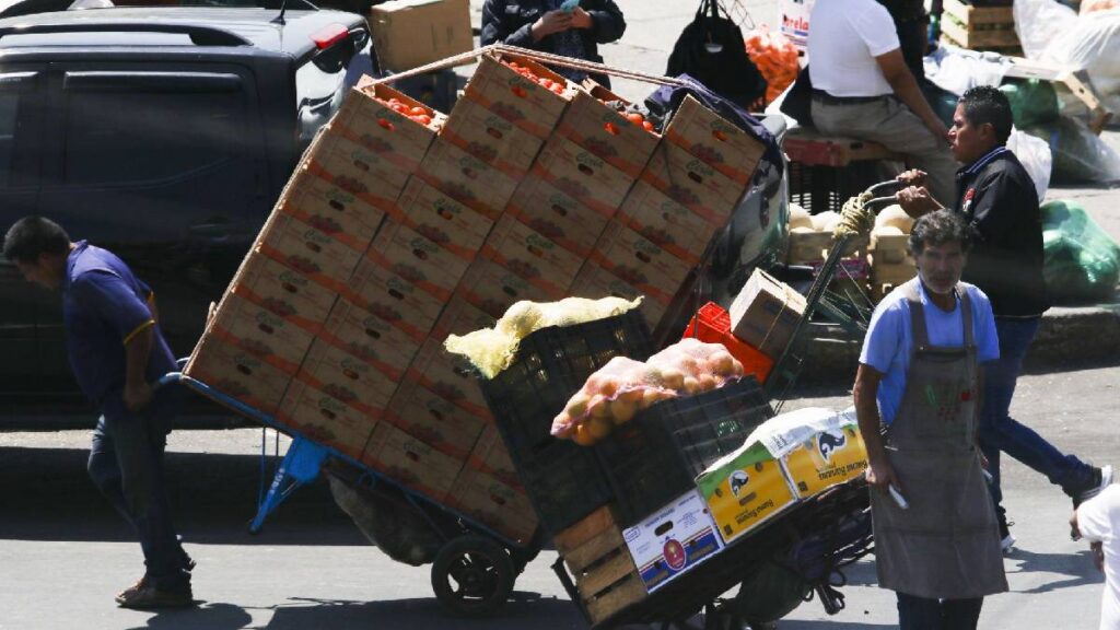 Pelea en Central de Abasto CDMX deja golpes, verduras volando y críticas por falta de detenidos.