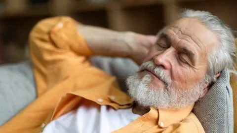 Dormir siesta podría aumentar el riesgo de muerte en adultos mayores, según estudio