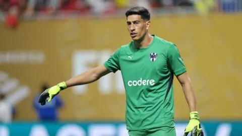 Esteban Andrada, exportero de Rayados, lanza brutal puñetazo al capitán del Huesca tras ser expulsado: video