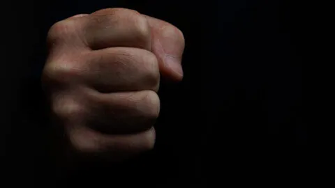 Video revela ataque en Jiutepec: exige dinero y golpea a mujer en su negocio