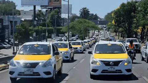Taxistas denuncian multas y retención de unidades en el Aeropuerto Internacional de Guadalajara