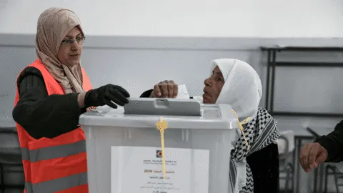 Palestinos votan en Cisjordania y Gaza en primeras elecciones tras guerra