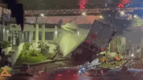 Tráiler embiste vehículos y se estrella en caseta de Zinapécuaro