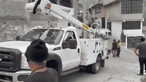 Camión sin frenos cae en vivienda de Ecatepec y deja daños