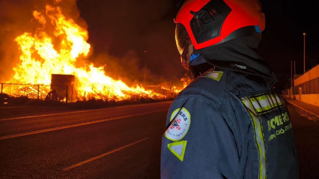 Impactante tornado de fuego se eleva en incendio de España