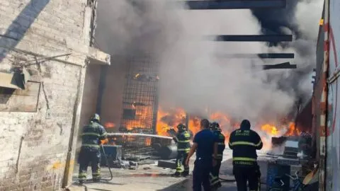 Incendio en bodega de la Industrial Vallejo se originó por corto circuito