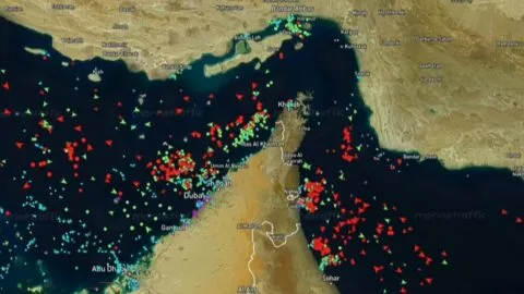Irán busca cobrar peaje con moneda local a buques que cruzan por el estrecho de Ormuz