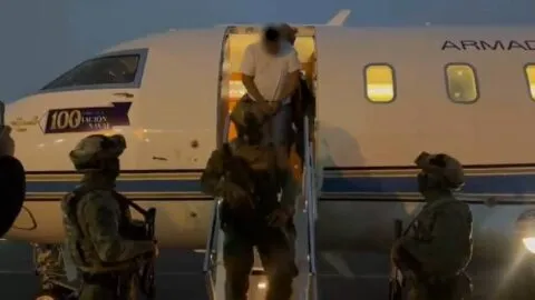 VIDEO: trasladan a CDMX al “Jardinero” tras su captura en Nayarit y lo llevan a la FEMDO