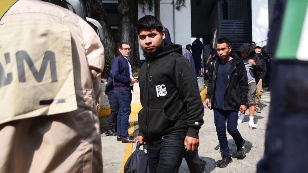 “Los coyotes no te pueden llevar”; Embajada de Estados Unidos en México alerta sobre riesgos