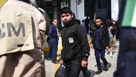 “Los coyotes no te pueden llevar”: Embajada de Estados Unidos en México alerta sobre riesgos